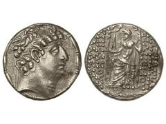 Tetradracma. 93-83 a.C. FILIPO FILADELFOS. IMPERIO SELÉUCIDA. Anv.: Cabeza diademada a derecha. Rev.: Zeus entronizado a izquierda, sosteniendo a Nike y cetro, alrededor leyenda. 15,60 grs. AR. Se-719