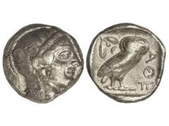 Tetradracma. 449-413 a.C. ATENAS. Anv.: Cabeza de Atenea con casco a derecha. Rev.: Lechuza en pie a derecha, delante A¶E, detrás rama de olivo y creciente. 17,20 gs. AR. Se-2526 sim. MBC.
