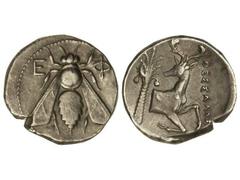 Tetradracma. 390-330 a.C. IONIA. EFESO. Anv.: Abeja con alas rectas, a los lados E-¶. Rev.: Medio venado a derecha con la cabeza a izquierda, detrás palmera, delante leyenda. 15,30 grs. AR. (Rayita en