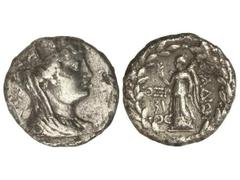 Tetradracma. Siglo II-I a.C. ARADOS. Anv.: Busto torreado de Tyche a derecha. Rev.: Victoria en pie a izquierda, alrededor leyenda. 13,30 grs. AR. (Pequeñas oxidaciones, rayitas y golpes). Se-5992 var