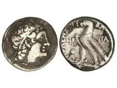 Tetradracma. 106-101 a.C. PTOLOMEO X. ALEJANDRÍA. Anv.: Cabeza diademada de Ptolomeo I a derecha. Rev.: Águila estante a derecha, alrededor leyenda; en campo a izquierda LIB/(A), a derecha ¶A. 13,39 g