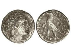 Tetradracma. 50-49 a.C. CLEOPATRA VII. ALEJANDRÍA. Anv.: Cabeza diademada de Ptolomeo I. Rev.: Águila estante a izquierda, en campo izquierdo LB/a, a derecha ¶A. 12,26 grs. AR. (Golpecitos y pequeñas 