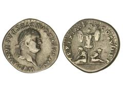 Denario. Acuñada el 80 d.C. TITO. Anv.: IMP. TITVS CAES. VESPASIAN. AVG. P. M. Cabeza laureada a derecha. Rev.: TR. P. IX IMP. XV COS. VIII P. P. Trofeo, a sus pies dos cautivos sentados. 3,30 grs. C-