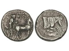 Tetradracma. 430-425 a.C. GELA. Anv.: Cuadriga a derecha con conductor con barba larga. Encima rama de olivo. Rev.: Mitad de toro androcéfalo a derecha, debajo ¿ganso?. 17,40 grs. AR. Se-796. MBC/MBC-