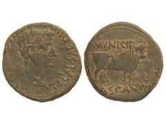 As. ÉPOCA DE TIBERIO. CASCANTUM. Anv.: TI. CAESAR DIVI. (AVG. F. AVGVS)TVS. Cabeza laureada de Tiberio a derecha. Rev.: MVNICIP. CASCANTVM. Toro a derecha. 11,30 grs. Páitna verde. AB-690. MBC.