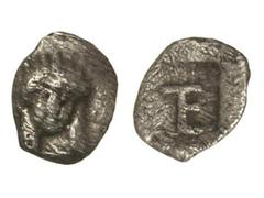 Tetartemorion. 480-450 a.C. KOLOPHON. Anv.: Busto de Apolo de frente. Rev.: Monograma TE incuso. 0,30 grs. AR. Se-4343. MBC.