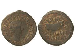 As. ÉPOCA DE TIBERIO. CALAGURRIS. Anv.: TI. AVGVS. DIVI. AVGVSTI. P. IMP. CAESAR. Cabeza laureada de Tiberio a derecha. Rev.: FCL. SPARSO. L.SATVRNINO II VIR. M. C. I. Toro a derecha. 13,10 grs. Pátin