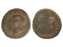 Semis. ÉPOCA DE TIBERIO. CARTAGONOVA. Anv.: TI. CAESAR DIVI. AVGVSTI. F. AVGVSTVS. P. M. Cabeza desnuda de Tiberio a izquierda. Rev.: (NE)RO ET. DRVSVS CAESARES QVIN(Q.) (C. VINC.). Cabezas enfrentada