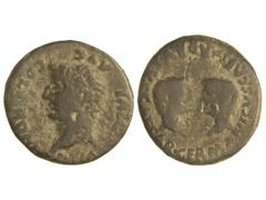 As. ÉPOCA DE TIBERIO. COLONIA RÓMULA. Anv.: PERM. DIVI. AVG. COL. ROM. Cabeza laureada de Tiberio a izquierda. Rev.: CAESAR GERMANICVS CAESAR DRVSVS. Cabezas enfrentadas de Germánico y Druso. 12,70 gr