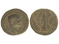 Dupondio. Acuñada el 104-110 d.C. TRAJANO. Anv.: (IMP.) CAES.NERVAE TRAIANO AVG. GER. DAC. P. M. TR. P. COS. V P. P. Busto radiado a derecha. Rev.: S. P. Q. R. OPTIMO (PRINCIPI) S. C. Trofeo de armas.