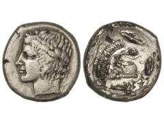 Tetradracma. 466-425 a.C. LEONTINI. Anv.: Cabeza laureada de Apolo a izquierda. Rev.: Cabeza de león a izquierda rodeada por 4 granos de maiz. 16,28 grs. AR. (Oxidaciones). Se-833. MBC.
