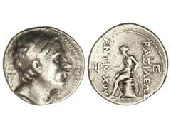 Tetradracma. 223-187 a.C. ANTÍOCOS III. REINO SELÉUCIDA. Anv.: Cabeza diademada a derecha. Rev.: Apolo sentado a izquierda sosteniendo arco y flecha. 16,93 grs. AR. (Golpecitos. Rayitas de limpieza). 