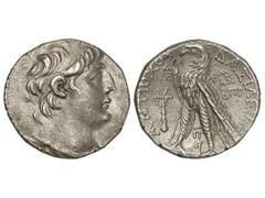 Tetradracma. 138-129 a.C. ANTIOCO VII. TIRO. REINO SELÉUCIDA. Anv.: Cabeza diademada a derecha. Rev.: Águila en pie a izquierda, alrededor leyenda y monogramas. 13,82 grs. AR. Se-7094. MBC+/EBC-.