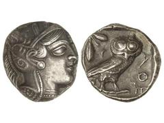 Tetradracma. 449-413 a.C. ATENAS. Anv.: Cabeza de Atenea con casco a derecha. Rev.: Lechuza en pie a derecha, delante A¶E, detrás rama de olivo y creciente. 17,30 grs. AR. Se-2526. EBC-.
