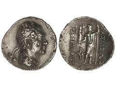 Tetradracma. 170-160 a.C. AGATHOKLES. REINOS DE BACTRIA E INDOGRECIA. Anv.: Cabeza diademada a derecha. Rev.: Zeus en pie a izquierda con cetro y figura de Hekate, alrededor leyenda y monograma. 16,70
