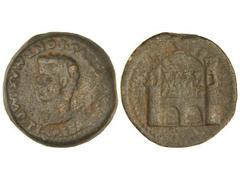 Dupondio. EMERITA AUGUSTA. Anv.: Cabeza de Tiberio a izquierda, alrededor TI. CAESAR (AVGV)STVS. PONT. MAX. IMP. Rev.: Puerta, sobre ella AVGVSTA EMERITA. 25,20 grs. (Pequeñas oxidaciones. Rayas). ESC