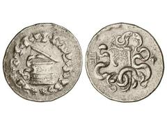 Tetradracma. S. II a.C. MYSIA. ASIA MENOR. Anv.: Cista mística conteniendo serpiente. Rev.: Serpientes. Monograma. (Pequeños golpecitos). Se-3800. MBC.
