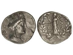 Tetradracma. 150-100 a.C. ARADOS. Anv.: Busto de Tyche torreado y velado a derecha. Rev.: Nike de pie, alrededor leyenda. Pátina. Se-5991. MBC.