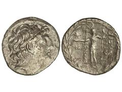 Tetradracma. 121-96 a.C. ANTÍOCO VIII. REINO SELÉUCIDA. Anv.: Cabeza diademada a derecha. Rev.: Zeus en pie a izquierda sosteniendo cetro y estrella, delante y detrás leyenda, todo dentro de corona de