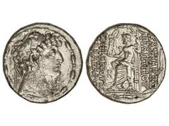 Tetradracma. 93-83 a.C. FILIPO FILADELFOS. REINO SELÉUCIDA. Anv.: Cabeza diademada a derecha. Rev.: Zeus entronizado a izquierda, delante y detrás leyenda griega. 15,90 grs. AR. (Oxidaciones en anvers