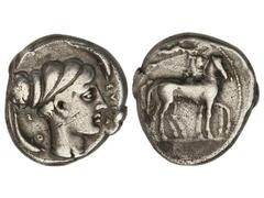Tetradracma. 450-439 a.C. SIRACUSA. Anv.: Cuadriga a derecha, encima Nike al vuelo. Rev.: Cabeza de Artemisa-Aretusa a derecha rodeada por delfines. 17,40 grs. AR. Se-932. MBC-.