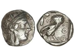 Tetradracma. 449-413 a.C. ATENAS. Anv.: Cabeza de Atenea con casco a derecha. Rev.: Lechuza en pie a derecha, delante A¶E, detrás rama de olivo y creciente. 16,30 grs. AR. (Golpe de cizalla en anverso