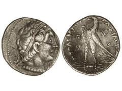 Tetradracma. 305-283 a.C. PTOLOMEO I. ALEJANDRÍA. Anv.: Cabeza diademada de Ptolomeo I a derecha. Rev.: Águila en pie a izquierda sobre haz de rayos, alrededor leyenda. 14,20 grs. AR. Se-7761 var. MBC
