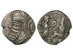 Tetradracma. 147-191 d.C. VOLOGASES IV. PARTIA. Anv.: Busto barbado y diademado a izquierda. Rev.: El rey entronizado a izquierda recibiendo diadema de Tyche. 13,30 grs. AR. GIC-5855 var. MBC+.