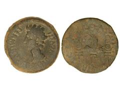 Dupondio. ÉPOCA DE AUGUSTO. COLONIA PATRICIA. Anv.: Cabeza de Augusto a izquierda, alrededor leyenda. Rev.: Enseñas y águilas legionarias, alrededor COLONIA PATRICIA. 21,20 grs. Pátina verde. AB-1988.