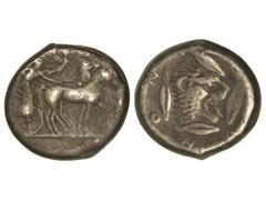 Tetradracma. 475-466 a.C. LEONTINI. Anv.: Cuadriga a derecha encima Nike. Rev.: Cabeza de león a derecha, alrededor cuatro granos de cebada y leyenda. 16,70 grs. AR. Se-825 var. MBC/MBC-.