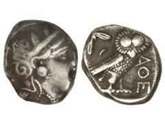 Tetradracma. 393-300 a.C. ATENAS. Anv.: Cabeza de Atenea con casco a derecha. Rev.: Lechuza en pie a derecha, delante A¶, detrás rama de olivo y creciente. 16,50 grs. AR. Pátina. Se-2537. MBC.