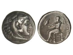 Dracma. 336-323 a.C. ALEJANDRO MAGNO. CILICIA. Anv.: Cabeza de Hércules con piel de león a derecha. Rev.: Zeus entronizado a izquierda, detrás leyenda. 4,02 grs. AR. Pátina. Müller-1290. MBC.
