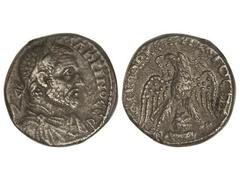 Tetradracma. Acuñada el 217-218 d.C. MACRINO. SIRIA. Anv.: Busto laureado a derecha, alrededor leyenda. Rev.: Águila en pie, cabeza a izquierda, alrededor leyenda. 11,90 grs. AR. Pátina. GIC-2948 var.