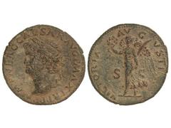 Dupondio. Acuñada el 54-55 d.C. NERÓN. Anv.: IMP. NERO CAESAR AVG. P. MAX. TR. P. P. P. Cabeza laureada a izquierda, debajo un globo. Rev.: VICTORIA AVGVSTI S. C. Victoria a izquierda con palma y guir