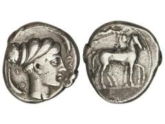 Tetradracma. 440-425 a.C. SIRACUSA. Anv.: Cuadriga a derecha guiada por figura femenina, encima Nike bolando coronando al tiro. Rev.: Cabeza de Arethusa a derecha, alrededor cuatro delfines. ¶. 17,30 