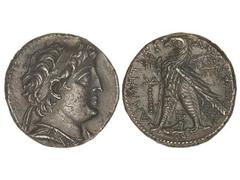 Tetradracma. 129-125 a.C. DEMETRIO II. REINA SELÉUCIDA. Anv.: Busto diademado a derecha. Rev.: Águila en pie a izquierda sobre proa de nave, alrededor leyenda y monogramas. 13,81 grs. AR. Pátina oscur