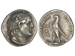Tetradracma. 246221 a.C. PTOLOMEO III. REINO PTOLEMAICO DE EGIPTO. Anv.: Cabeza diademada a derecha. Rev.: Águila en pie a izquierda, alrededor leyenda y monogramas. 14,10 grs. Se-7806 sim. MBC+.