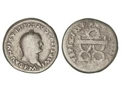 Denario. Acuñada el 79-80 d.C. TITO. Anv.: IMP. TITVS CAES. VESPASIAN. AVG. P. M. Cabeza laureada a derecha. Rev.: TR. P. IX IMP. XV COS. VIII P. P. Guirnalda y silla curul. 3,05 grs. C-318. BC+.