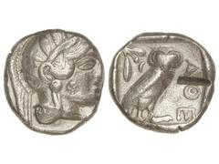 Tetradracma. 449-413 a.C. ATENAS. Anv.: Cabeza con casco de Atenea a derecha. Rev.: Lechuza en pie a derecha, detrás creciente y rama de olivo, delante A¶E. 17,08 grs. AR. (Golpe de cizalla). Se-2526.