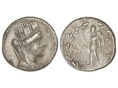 Tetradracma. 110-100 a.C. ARADOS. FENICIA. Anv.: Cabeza torreada y velada de Tyche a derecha. Rev.: Nike en pie a izquierda con palma y palustre, alrededor leyenda. 14,79 grs. AR. (Rayas en reverso). 