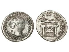 Denario. Acuñada el 80 d.C. TITO. Anv.: IMP. TITVS CAES. VESPASIAN. AVG. P. M. Cabeza laureada a derecha. Rev.: TR. P. IX IMP. XV COS. VIII P. P. Rayo sobre mesa engalanada. 2,84 grs. AR. C-315. MBC-/