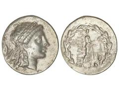 Tetradracma. 190 a.C. MYRINA. AEOLIS. Anv.: Cabeza laureada de Apolo a derecha. Rev.: Apolo en pie a derecha con pátera y rama de laurel, a sus pies ónfalos y ánfora, detrás leyenda. 16,31 grs. AR. Cy