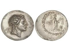 Tetradracma. 190 a.C. MYRINA. AEOLIS. Anv.: Cabeza laureada de Apolo a derecha. Rev.: Apolo en pie a derecha con pátera y rama de laurel, a sus pies ónfalos y ánfora, detrás leyendas. 16,70 grs. AR. (