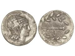 Tetradracma. 190 a.C. HERACLEA DE LATMOS. JONIA. Anv.: Cabeza de Atenea con casco adornado de Pegaso y cinco prótomos de caballo y en el cubrecuello, figurita de Ártemis y un dragón. Rev.: Maza y deba