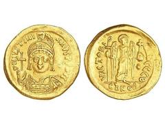 BYZANTINE COINS Sólido. JUSTINIANO I (527-565 d.C.). CONSTANTINOPLA. Anv.: D. N. IVSTINIANVS P. P. AVG. Busto con casco y globo crucífero de frente. Rev.: VICTORIA AVGGG. CONOB. Ángel en pie de frente