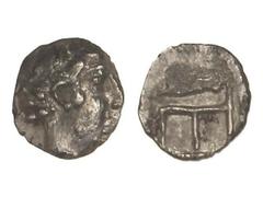 GREEK COINS Tetartemorion. 480-450 a.C. KOLOPHON. IONIA. Anv.: Cabeza de Apolo laureada a derecha. Rev.: TE en monograma. 0,22 grs. AR. Se-4343. MBC+.