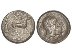 Tetradracma. 476-466 a.C. LEONTINI. SICILIA. Anv.: Cuadriga a derecha, encima Nike coronando a los caballos, debajo león. Rev.: Cabeza laureada de Apolo a derecha rodeada por tres hojas de laurel, deb