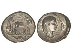 Tetradracma. 474-466 a.C. HIERON I y THRASIBULO. SIRACUSA. SICILIA. Anv.: Cuadriga a derecha guiada por auriga, encima Nike volando coronando al tiro. En exergo: PISTRIX. Rev.: ¶V¶AKO¶ION. Cabeza de A