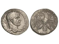 Tetradracma. Acuñada el 217-218 d.C. MACRINO. EMESA. SELEUCIS y PIERIA. Anv.: Cabeza laureada a derecha, alrededor leyenda. Rev.: Águila en pie, cabeza a izquierda, debajo busto de Shamash radiado, al