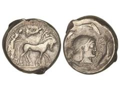 Tetradracma. 485-478 a.C. GELÓN. SIRACUSA. SICILIA. Anv.: Cuadriga a derecha guiada por auriga, encima Nike volando coronando al tiro. Rev.: ¶V¶AKO¶ION. Cabeza de Aretusa a derecha, alrededor cuatro d